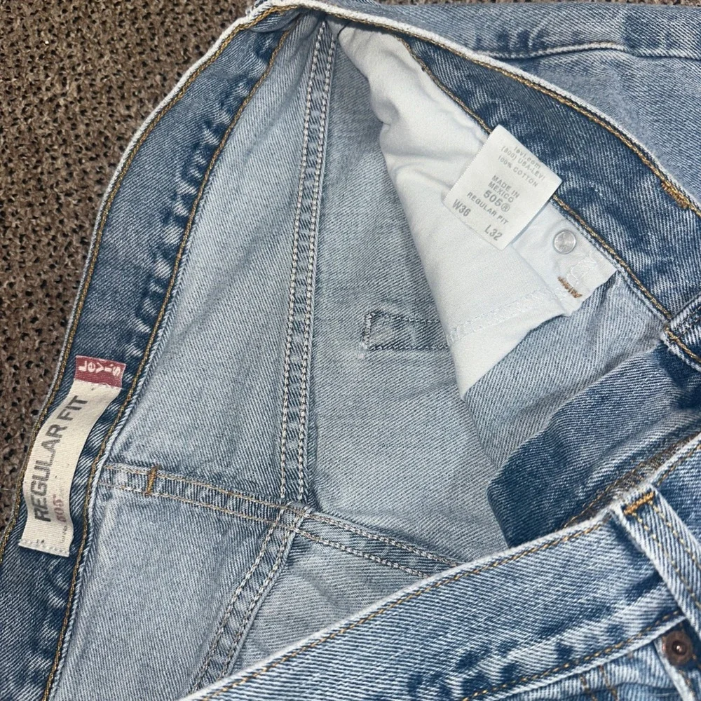 Levis 505 Regular Fit Jeans Mens 36x32 Light Wash Blue Denim Straight Leg Cotton
